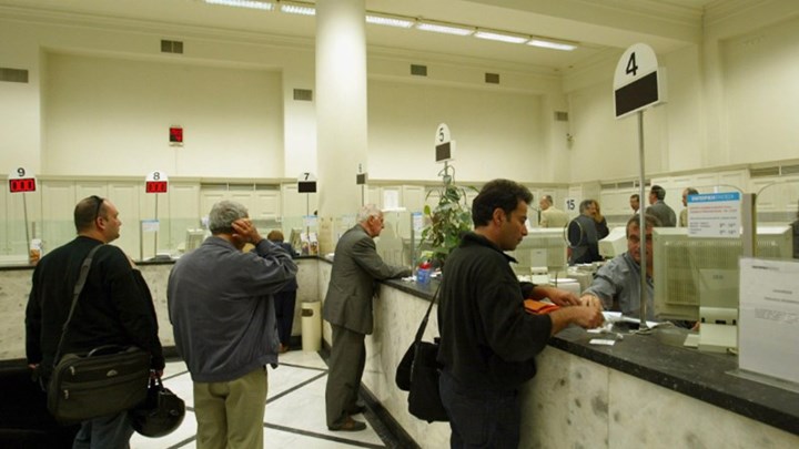 Μειώνεται μισή ώρα το ωράριο συναλλαγών στις τράπεζες – Τι προβλέπει η συμφωνία τους με την ΟΤΟΕ