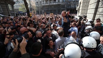 Ο πρόεδρος της Σερβίας δίνει χάρη στους φυλακισμένους διαδηλωτές