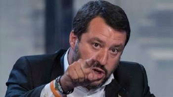 Νέα προειδοποίηση Σαλβίνι προς τις ΜΚΟ: Τα ιταλικά λιμάνια είναι κλειστά