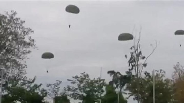 Αλεξιπτωτιστής μπλέχτηκε στα καλώδια της ΔΕΗ μετά την πτώση από C-130 – ΤΩΡΑ