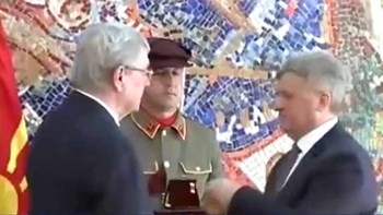 Συνεχίζει τις προκλήσεις ο Ιβάνοφ – Τίμησε γλωσσολόγους που διαφήμιζαν τη “μακεδονική” γλώσσα – ΒΙΝΤΕΟ