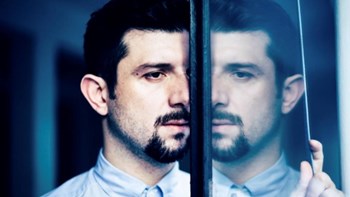 Ο Μιχάλης Οικονόμου στο “Αρτ” δίπλα σε Αθερίδη- Κούρκουλο