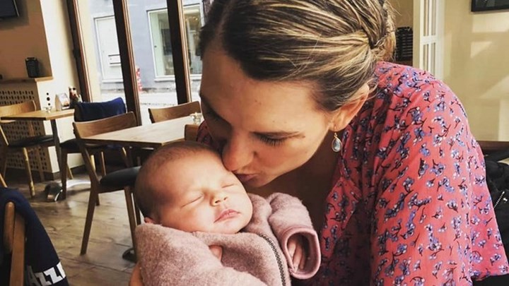 Σάλος στη Δανία – Έδιωξαν βουλευτή και το μωρό της από τη Βουλή