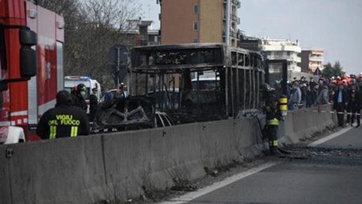 Συναγερμός στο Μιλάνο – Άνδρας έβαλε φωτιά σε λεωφορείο με 51 επιβάτες – BINTEO