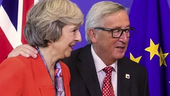 Ο Γιούνκερ προειδοποιεί τη Μέι: Πρέπει να κάνετε ευρωεκλογές αν θέλετε αναβολή του Brexit