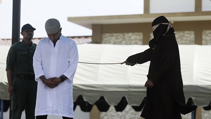 Μεσαίωνας στην Ινδονησία: Ανύπαντρα ζευγάρια τιμωρούνται με μαστίγωμα επειδή πιάστηκαν σε τρυφερά τετ α τετ -ΦΩΤΟ