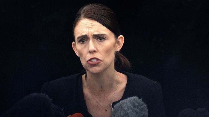 Η πρωθυπουργός της Νέας Ζηλανδίας  ανακοίνωσε την απαγόρευση των πωλήσεων ημιαυτόματων όπλων