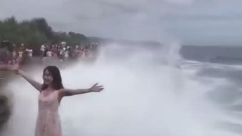 Πελώριο κύμα… “κατάπιε” γυναίκα που ήθελε να βγάλει selfie – ΒΙΝΤΕΟ