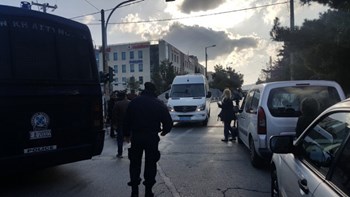 Νέες πληροφορίες για τη χειροβομβίδα στο ρωσικό προξενείο στο Χαλάνδρι – Τι αναφέρουν οι πρώτες μαρτυρίες – ΒΙΝΤΕΟ