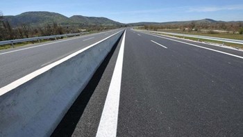 Φορτηγό συγκρούστηκε με λεωφορείο που μετέφερε στρατιώτες