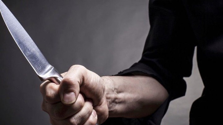 Σοκ στον Βόλο – Επιτέθηκε με κουζινομάχαιρο στον γιο του