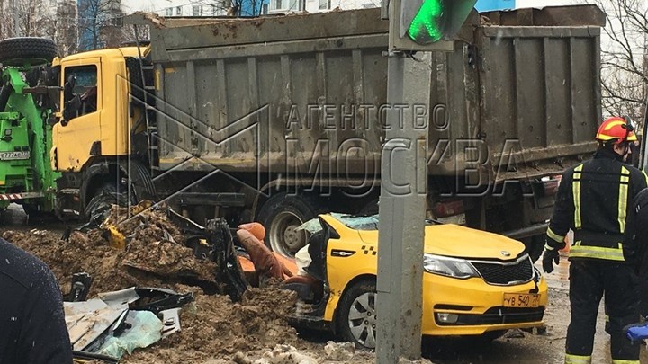 Τρομακτικό δυστύχημα στη Ρωσία: Φορτηγό “ισοπέδωσε” αυτοκίνητο – ΒΙΝΤΕΟ