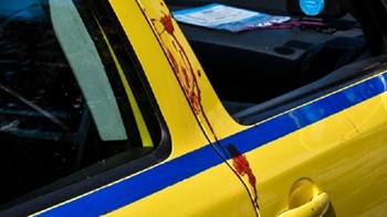 Πειθαρχική δίωξη από την Περιφέρεια Αττικής στον ταξιτζή που αρνήθηκε να βοηθήσει την αιμόφυρτη γυναίκα στο Ελληνικό