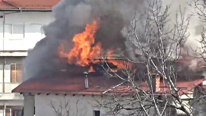 Πυρκαγιά σε πολυκατοικία στα Γρεβενά – Aπεγκλωβίστηκε ηλικιωμένη – ΒΙΝΤΕΟ