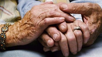 Τρόμος για ζευγάρι ηλικιωμένων – Τρεις κουκουλοφόροι εισέβαλαν στο σπίτι