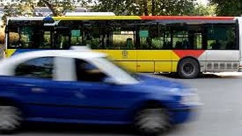 Πορτοφολάς πήδηξε από το παράθυρο λεωφορείου για να γλιτώσει τη σύλληψη