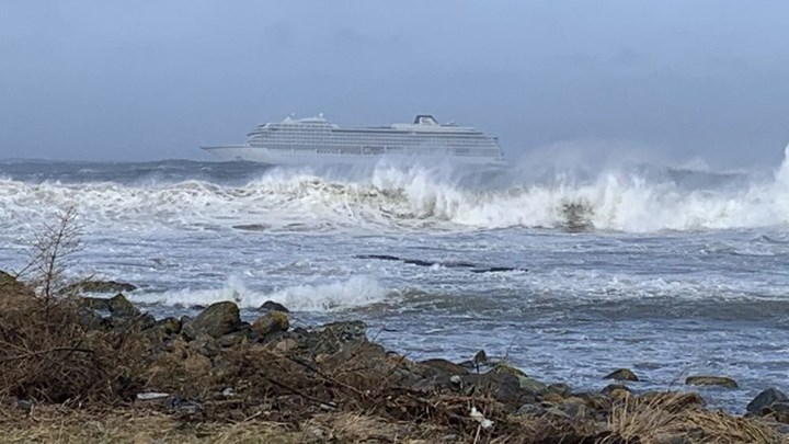 Οι πρώτες εικόνες από την επιχείρηση εκκένωσης του κρουαζιεροπλοίου στη Νορβηγία – ΦΩΤΟ