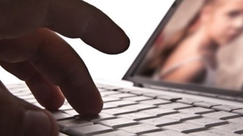 Χειροπέδες σε άνδρα για πορνογραφία ανηλίκων μέσω διαδικτύου