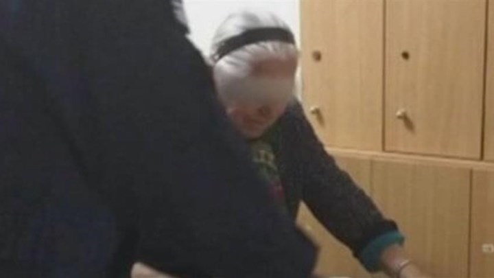 Σάλος για τη συμπεριφορά του αστυνομικού στην 90χρονη – Οι εξηγήσεις για την ΕΔΕ – ΒΙΝΤΕΟ