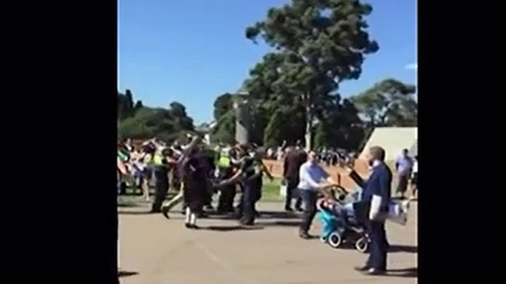 “Θερμή” υποδοχή του Βαρεμένου από ομογενείς στην Μελβούρνη – ΒΙΝΤΕΟ