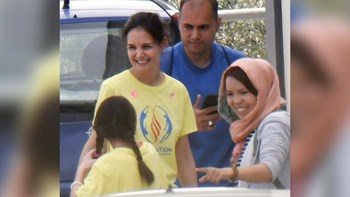 Στο κέντρο προσφύγων στη Μόρια βρέθηκε η Κέιτι Χόλμς με την κόρη της – ΦΩΤΟ