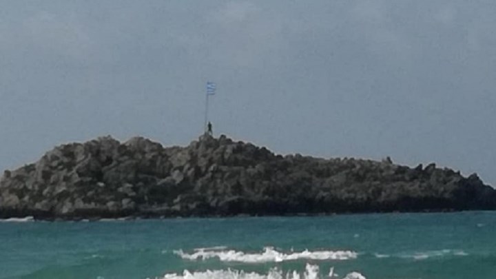 Κολύμπησε μέχρι το νησάκι για να βάλει την ελληνική σημαία – ΒΙΝΤΕΟ
