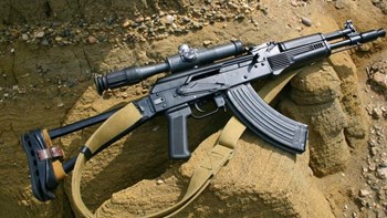 Οπλοστάσιο με καλάσνικοφ εντόπισαν κυνηγοί σε σπηλιά στην Φθιώτιδα