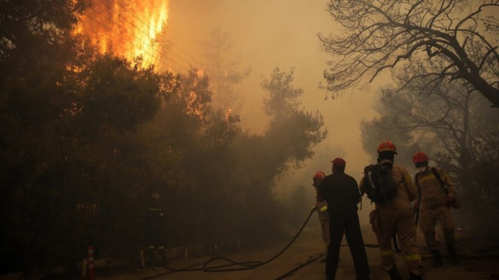 Ισχυρές πυροσβεστικές δυνάμεις επιχειρούν στην πυρκαγιά στην Ιεράπετρα