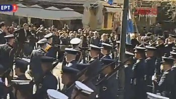 Άνδρας προσπάθησε να “σπάσει” τον κλοιό ασφαλείας στη Μητρόπολη Αθηνών – Απομακρύνθηκε από την Αστυνομία – ΒΙΝΤΕΟ