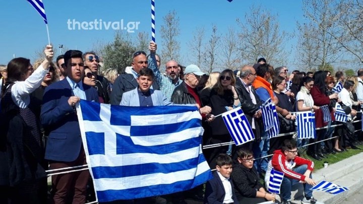 Με σημαίες στα χέρια τραγουδούν το “Μακεδονία Ξακουστή” στην παρέλαση της Θεσσαλονίκης – ΒΙΝΤΕΟ
