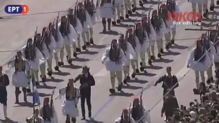 Η μπάντα των Ενόπλων Δυνάμεων έπαιξε το “Μακεδονία Ξακουστή” όταν παρέλασε η Προεδρική Φρουρά – ΒΙΝΤΕΟ