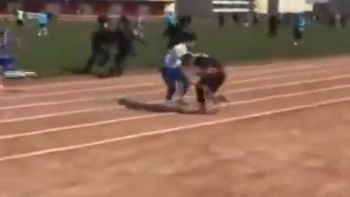 Ξύλο και εννεά κόκκινες κάρτες σε ποδοσφαιρικό αγώνα – ΒΙΝΤΕΟ