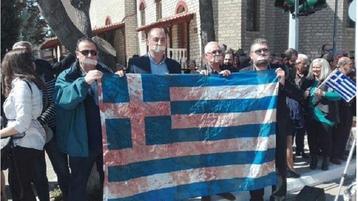 Με κλειστά στόματα και ματωμένη σημαία η παράσταση διαμαρτυρίας στην Πτολεμαΐδα – ΦΩΤΟ – ΒΙΝΤΕΟ