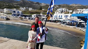 Παρέλασαν με υπερηφάνεια οι δυο μαθητές στον Απόλλωνα Νάξου – ΒΙΝΤΕΟ