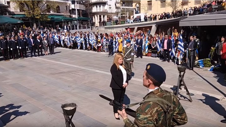 Πολίτης σε Χατζηγεωργίου στην Κοζάνη: Μήπως να τραγουδήσουμε και το Μακεδονία Ξακουστή μαζί; – ΒΙΝΤΕΟ