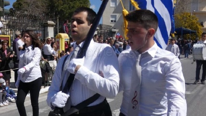 Συγκίνησε όλη την Κρήτη ο τυφλός σημαιοφόρος – ΦΩΤΟ