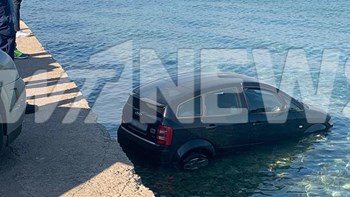 Οδηγός στο Γαλαξίδι έβαλε κατά λάθος όπισθεν και βρέθηκε στη θάλασσα – ΦΩΤΟ