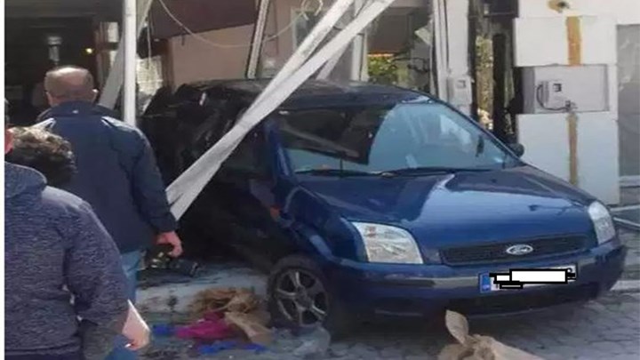 Τροχαίο ατύχημα στην Πρέβεζα – Οδηγός παρέσυρε πεζή και κατέληξε μέσα σε κατάστημα – ΦΩΤΟ