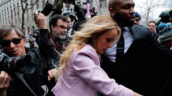 Χειροπέδες στον δικηγόρο της πορνοστάρ Στόρμι Ντάνιελς – Ποιες κατηγορίες αντιμετωπίζει