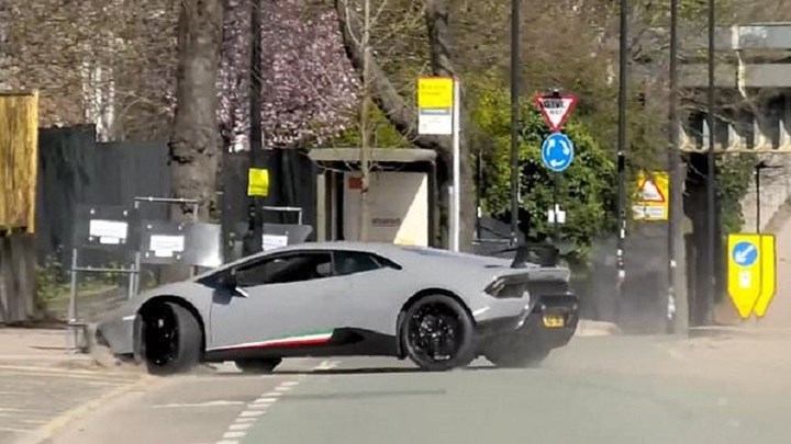 Έχασε τον έλεγχο και έριξε την πανάκριβη Λαμποργκίνι σε δέντρο – ΒΙΝΤΕΟ