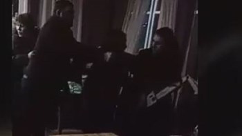 Πήρε το αλυσοπρίονο και άρχισε να κυνηγά τους θαμώνες του μπαρ – ΒΙΝΤΕΟ