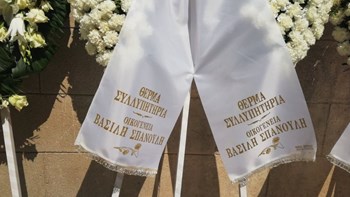 Στεφάνια από Αγγελόπουλους και Σπανούλη στη Μητρόπολη για τον Θανάση Γιαννακόπουλο – ΦΩΤΟ