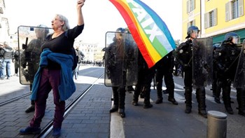 Σάλος από τη δήλωση Μακρόν για την 73χρονη που τραυματίστηκε στις διαδηλώσεις των «Κίτρινων Γιλέκων»