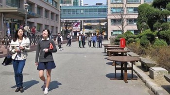 Σκάνδαλο στην Νότια Κορέα: Καθηγήτρια υποχρέωσε τους φοιτητές της να γράψουν τη διπλωματική της κόρη της