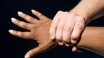 “Στρατολόγηση” νέων καταγγέλλει το Δίκτυο Καταγραφής Περιστατικών Ρατσιστικής βίας – Τι λένε στον Realfm