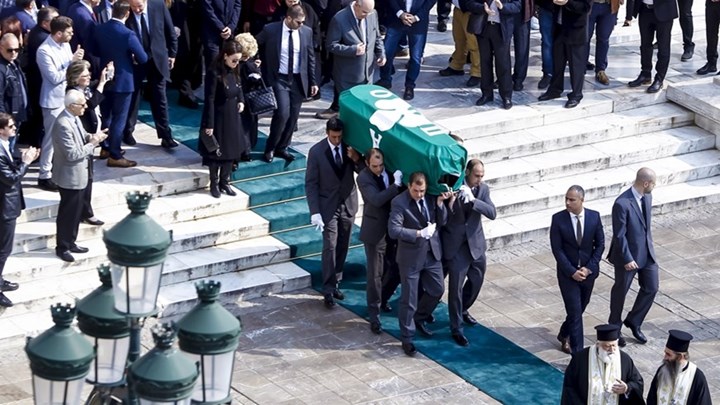 Ήταν όλοι εκεί – Το «ύστατο χαίρε» στον Θανάση Γιαννακόπουλο – ΦΩΤΟ – ΒΙΝΤΕΟ