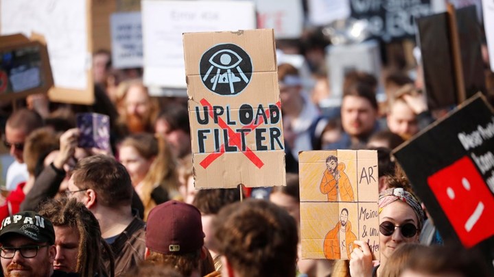 Σάλος μετά την ψήφιση της οδηγίας για τα πνευματικά δικαιώματα στο Διαδίκτυο – Θα οδηγήσει σε λογοκρισία;