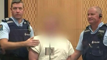 Δωρεά του μακελάρη της Νέας Ζηλανδίας σε αρχηγό ακροδεξιάς οργάνωσης