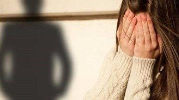 Παιδόφιλος στήνει καρτέρι έξω από σχολεία εδώ και 20 χρόνια αλλά κυκλοφορεί ελεύθερος