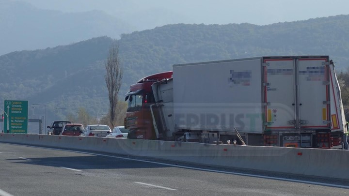 Δύο νταλίκες συγκρούστηκαν στην Εγνατία Οδό – ΒΙΝΤΕΟ